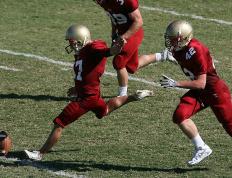 开云体育-黑白格与绿刃的对决，哈斯鏖战马丁，汉密尔顿王者之姿炽热