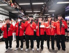 开云体育官方网站-FPX血洗HKA，Faker打出惊人五杀顶尖较量四强赛，点燃全场激情