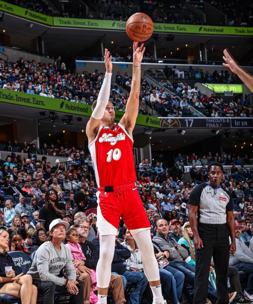 开云官方app入口-马刺靠实力取胜,击败老鹰稳居榜首