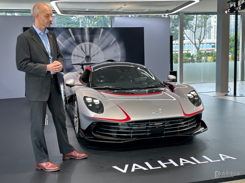 开云体育在线-阿斯顿马丁鏖战梅赛德斯，拉塞尔关键制胜的简单介绍