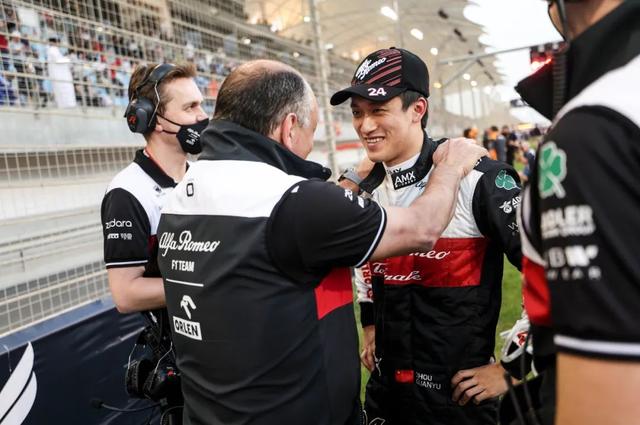 开云体育在线-索伯车队险胜雷诺车队，佩雷兹点燃赛场的简单介绍