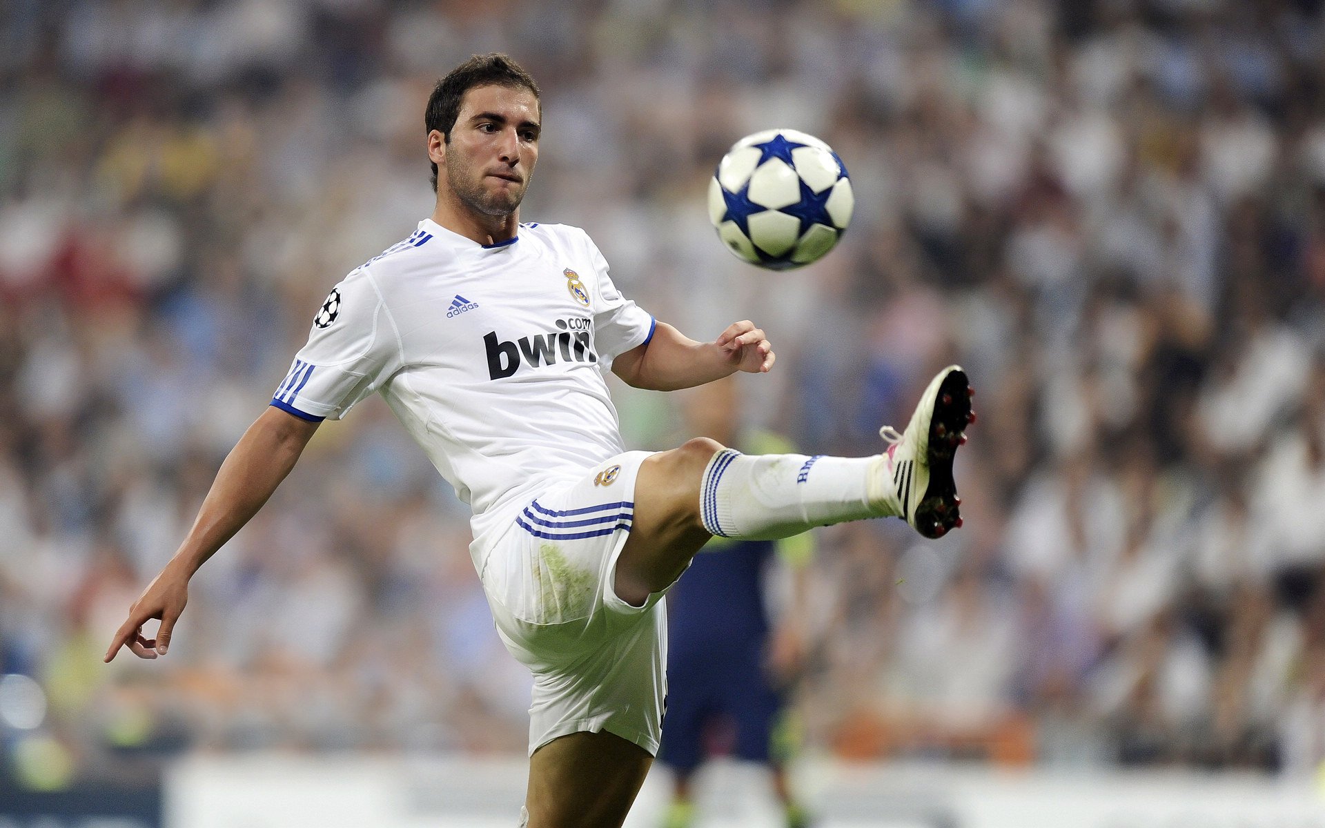 开云体育APP下载-慈善赛的意外，巴斯托尼用一场表演赛，掀开了现代中卫的终极形态