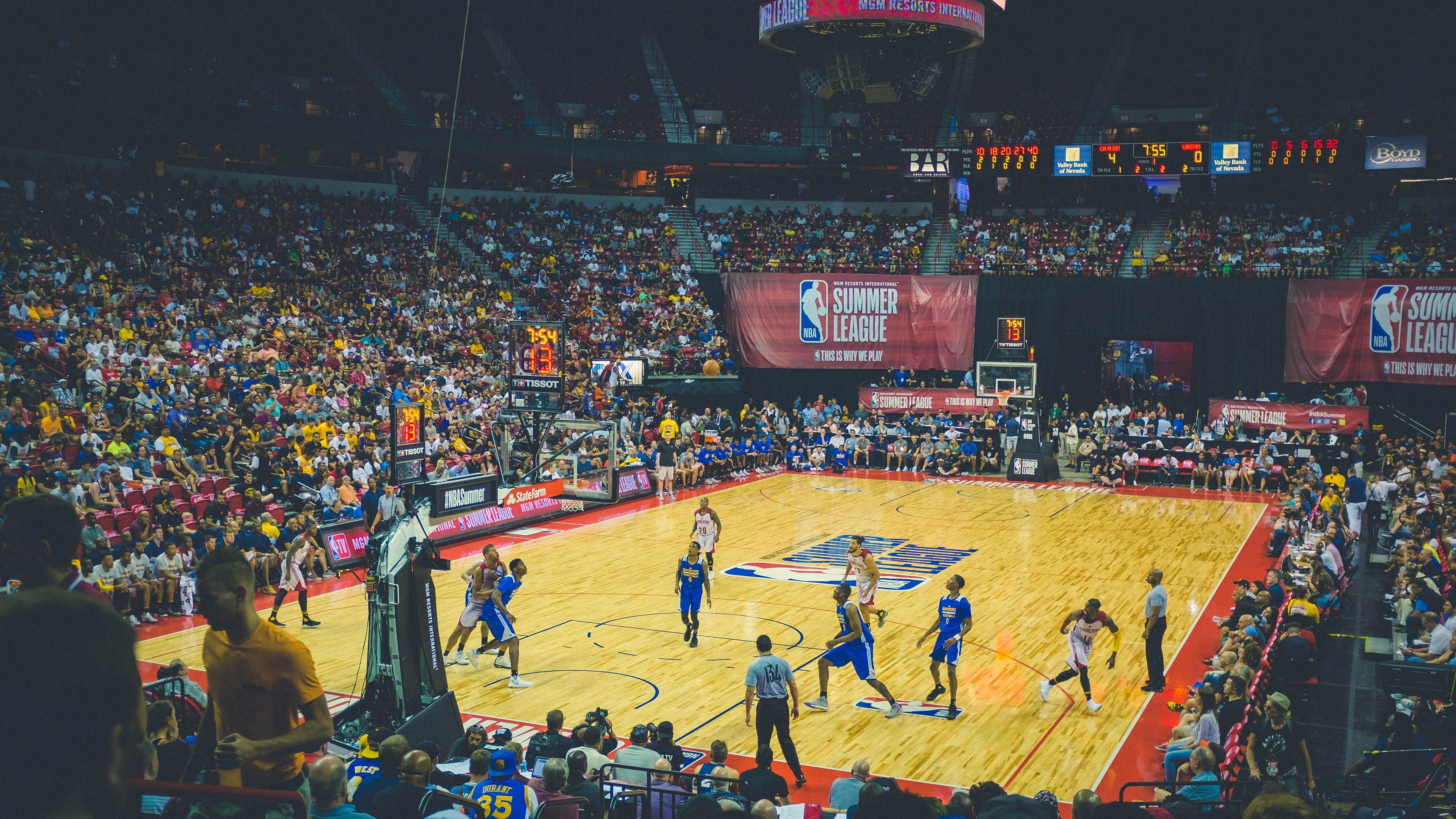 开云下载-阴影中的猎手，当梅赛德斯绞杀哈斯，维斯塔潘投下意外火种