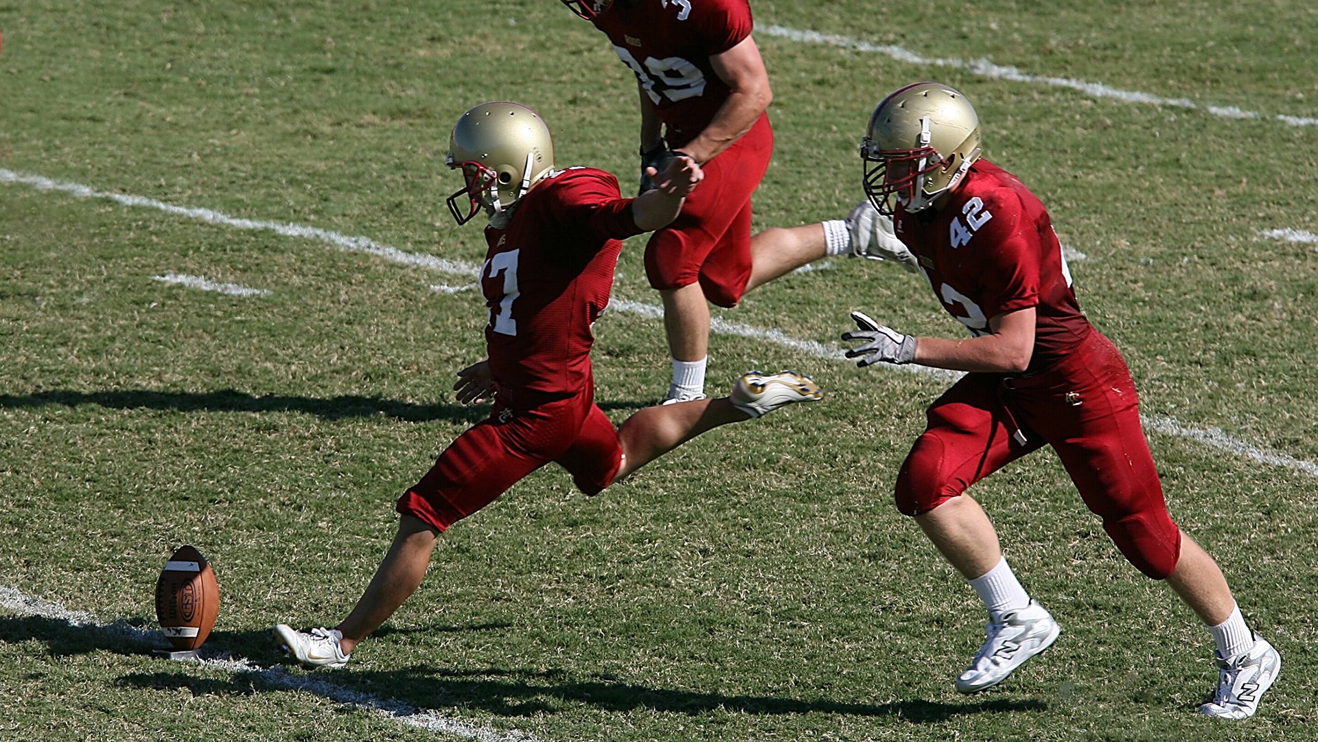 开云体育入口-草根逆袭,豪门沦陷,哈斯车队的世纪横扫与诺里斯一人的悲壮战争