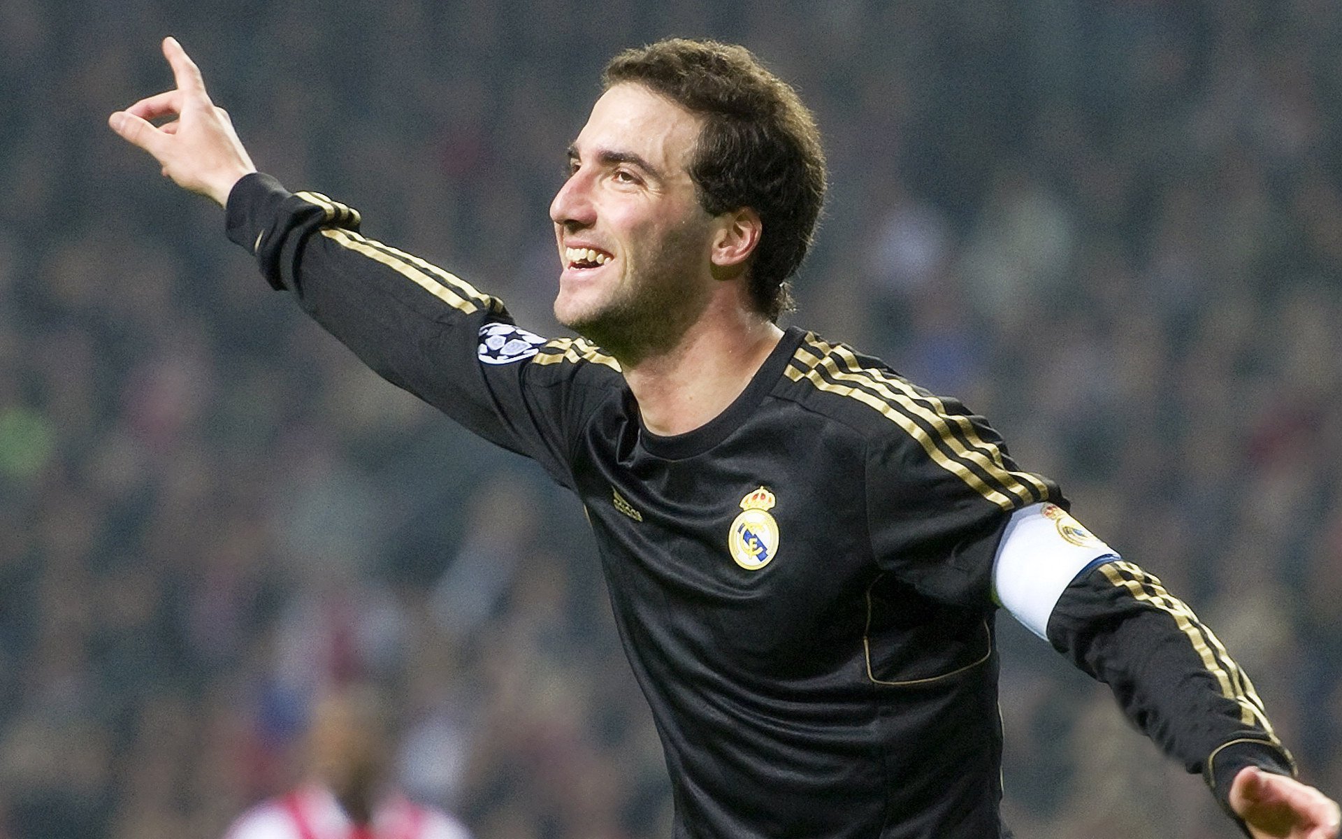 开云体育登录-赛道上的冰与火，梅赛德斯的绝对统治与佩雷兹破茧成蝶的双重奏