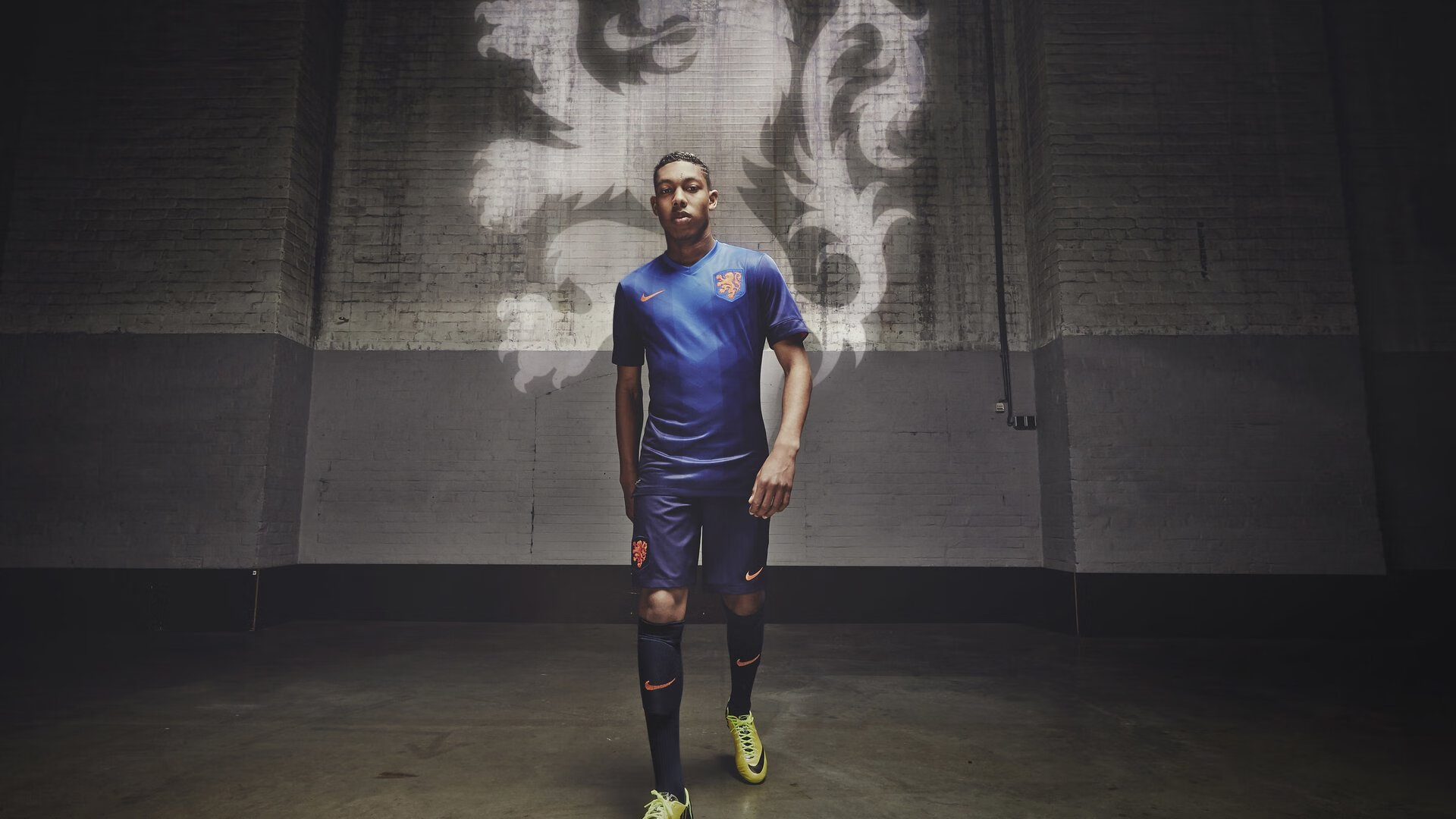 开云下载-双面拉塞尔，从梅赛德斯未来到阿斯顿马丁绝杀者